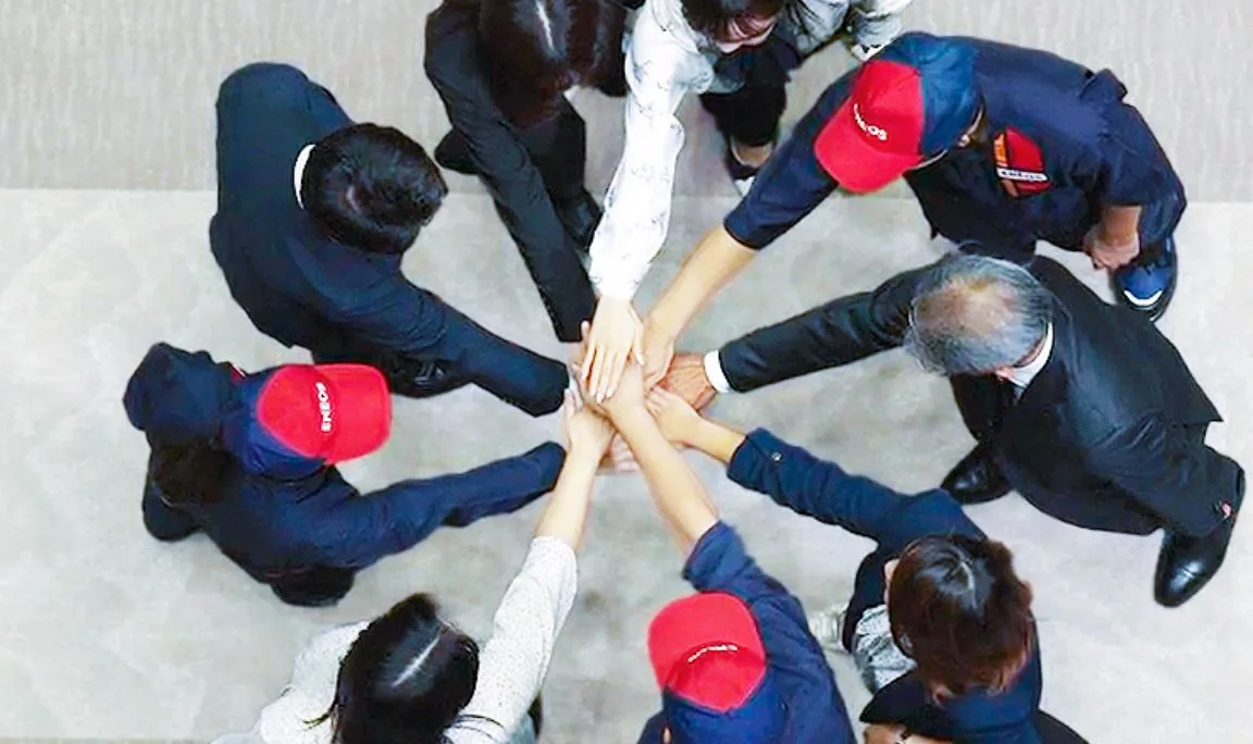 ENEOSウイングの社員がエンジンを組んで団結しているイメージ