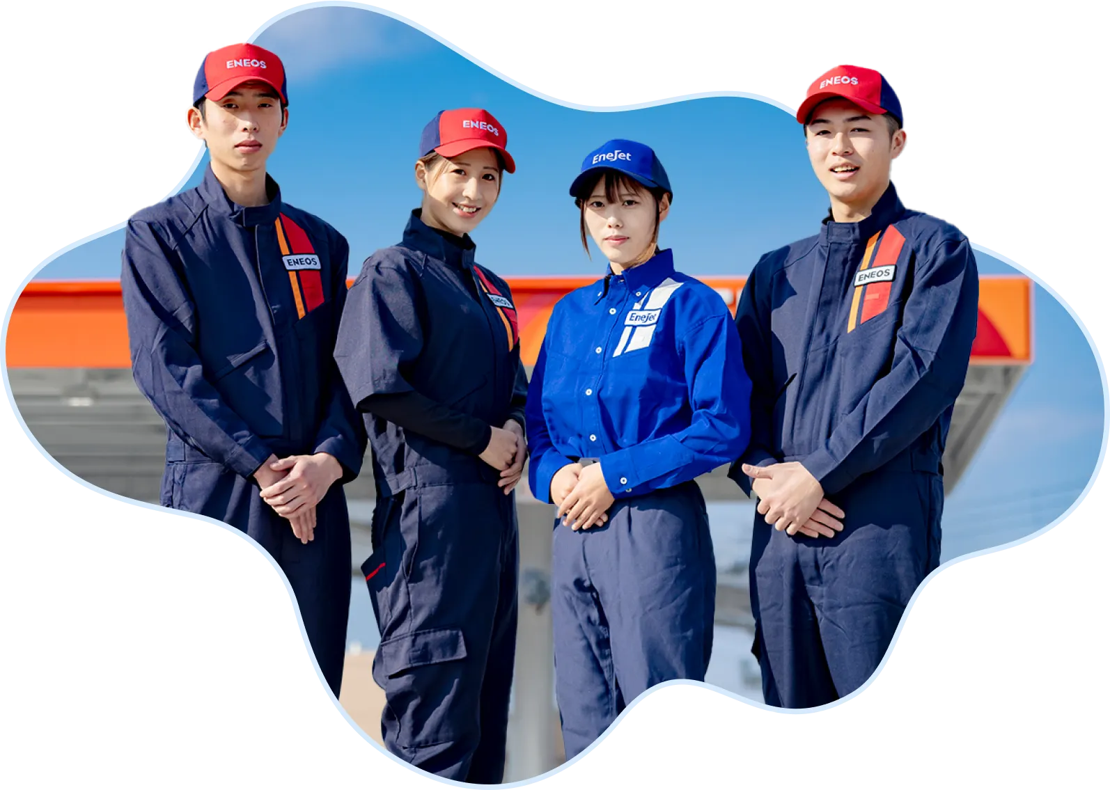 横並びで写る作業着を着た4人のスタッフ