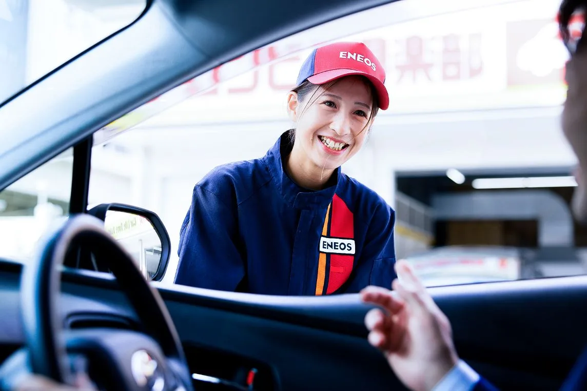 笑顔で接客するスタッフの写真