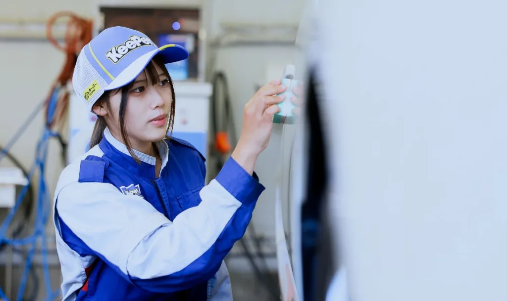 キーパーコーティングを行うスタッフの写真