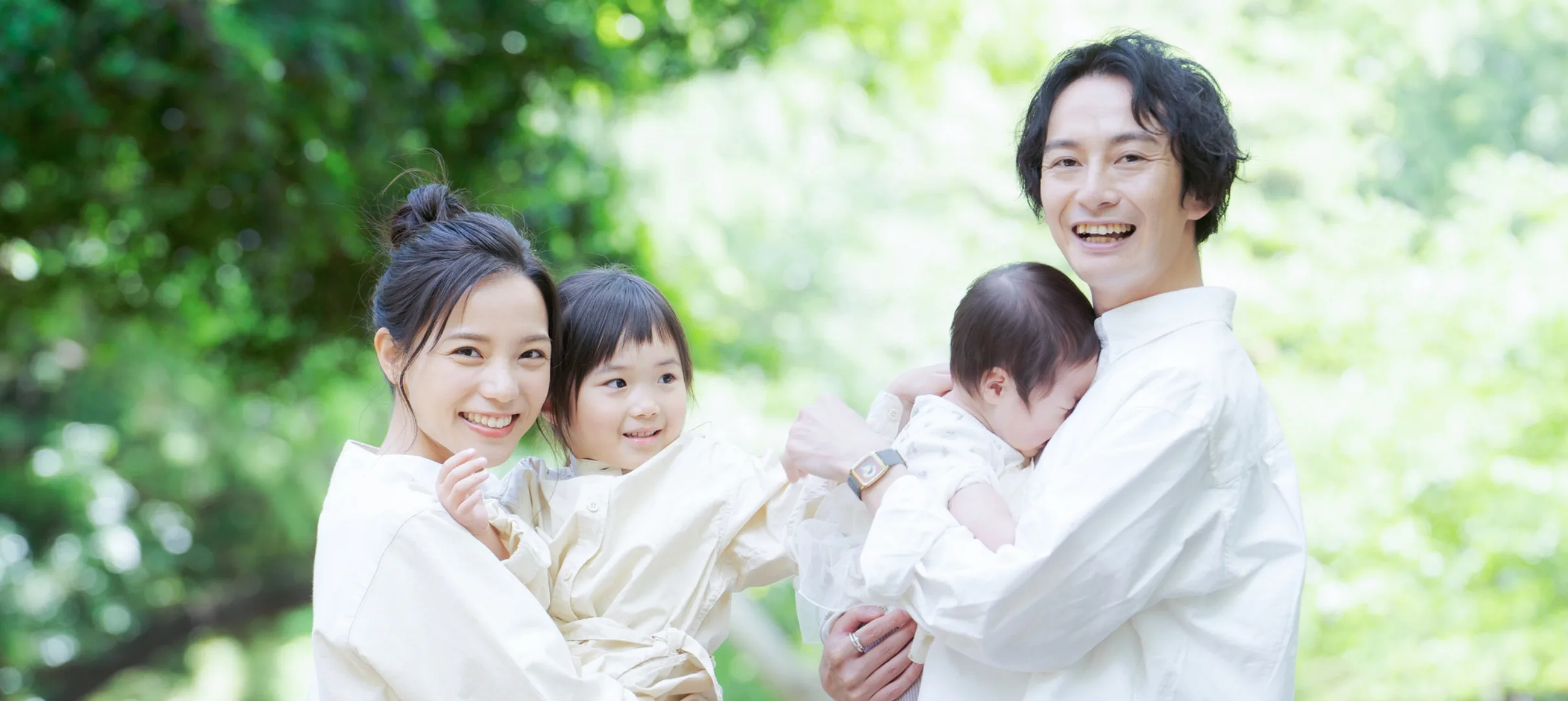 子供を抱く夫婦