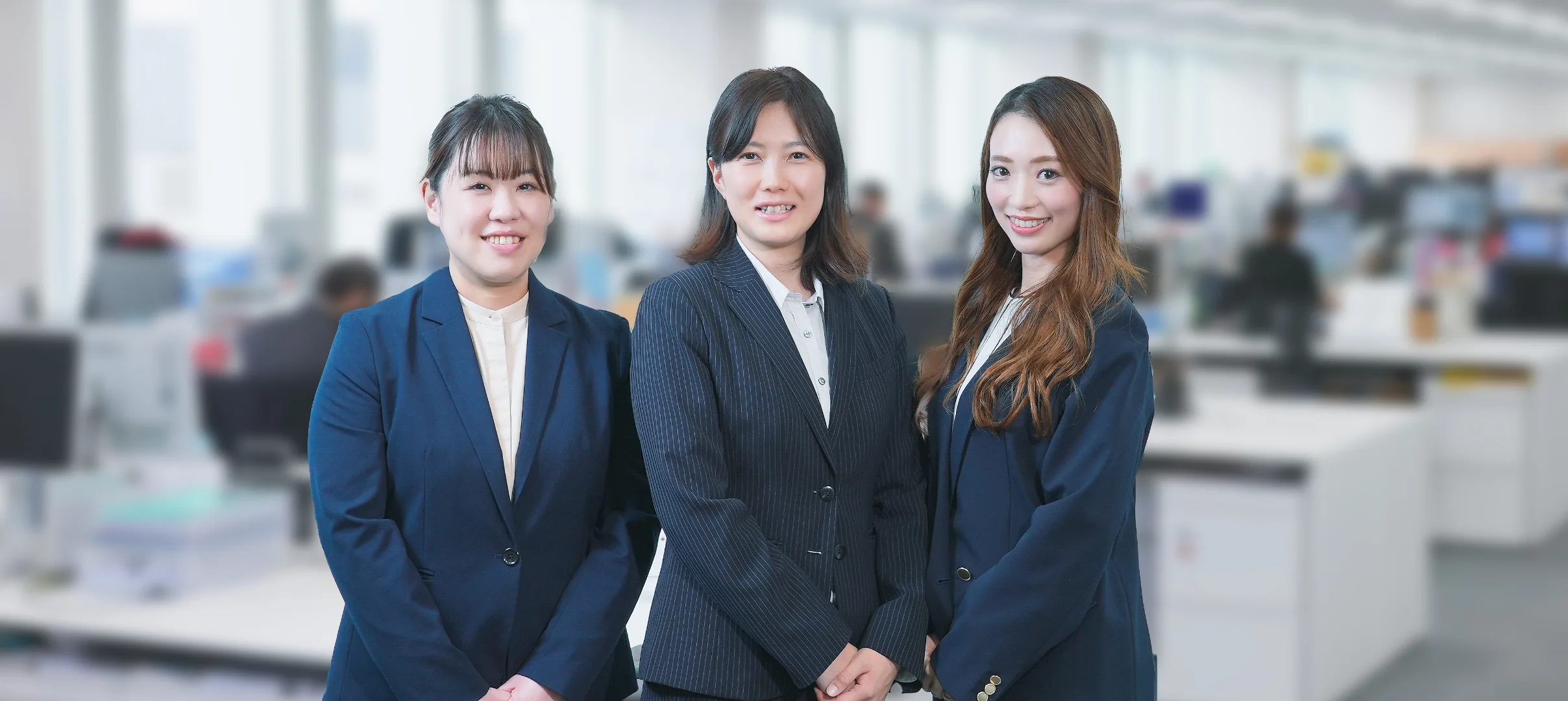 オフィスで活躍する3人の女性